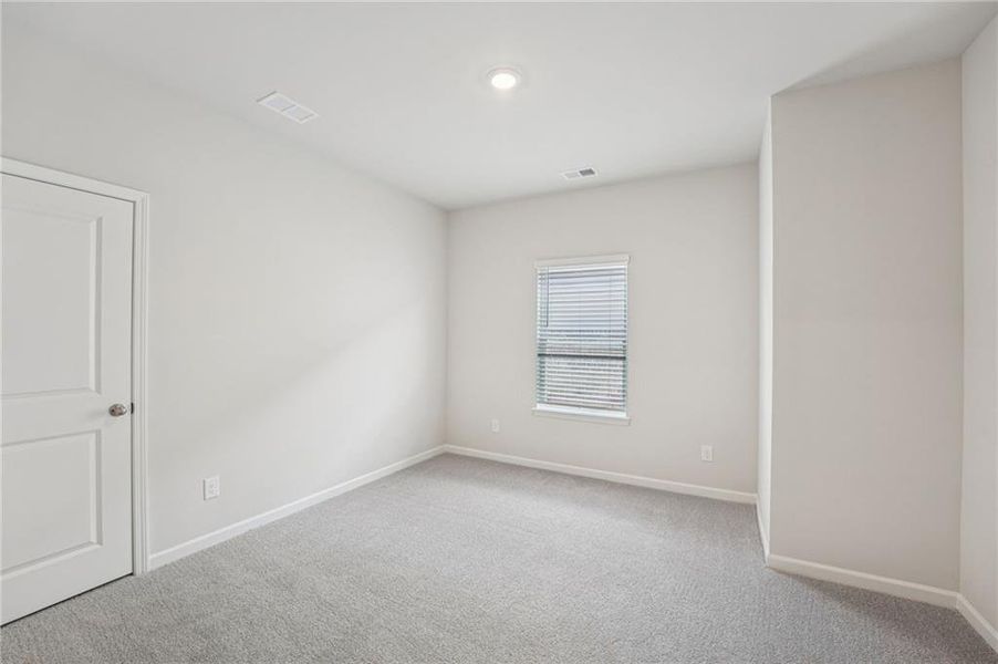 Spacious, unfurnished interior of a new home in Westmont Preserve, Powder Springs (Image 24).