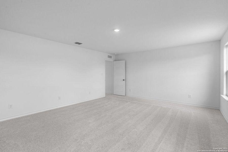 Spacious, unfurnished interior of a new home in Cinco Lakes, San Antonio (Image 14).