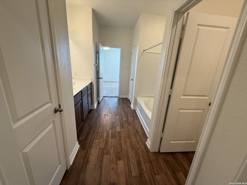 Spacious, unfurnished interior of a new home in Legend Point, New Braunfels (Image 25).