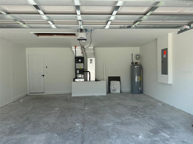Spacious, unfurnished interior of a new home in , Ocala (Image 27).