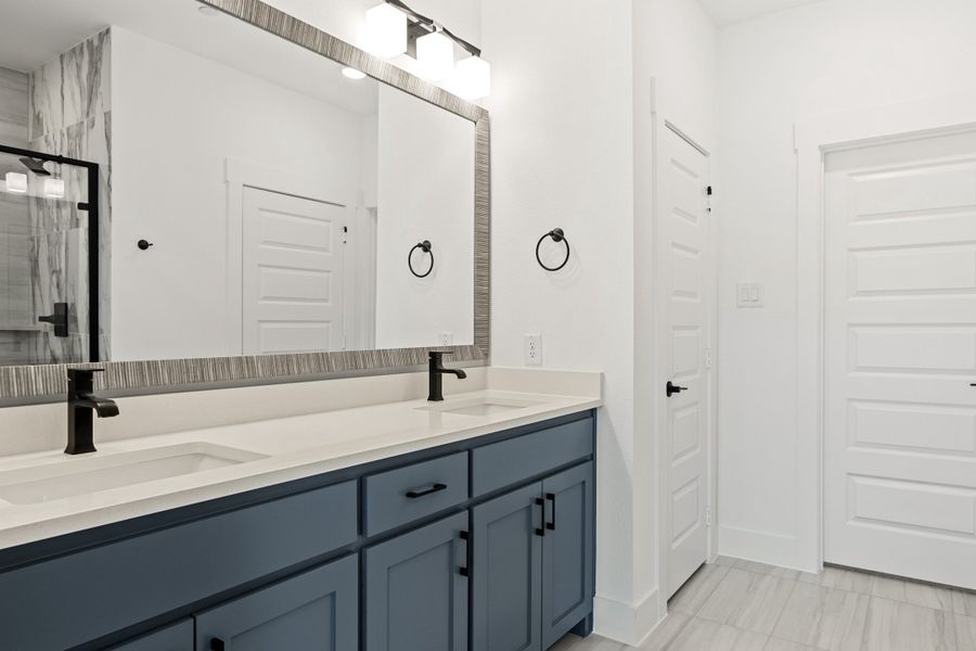 Furnished interior view inside a new home in Cottonwood Creek, Rowlett (Image 10).