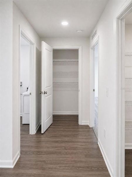 Spacious, unfurnished interior of a new home in Eagle Hammock, Eagle Lake (Image 32).