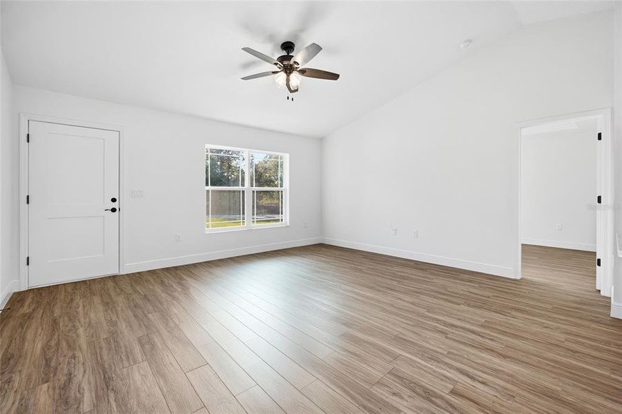 Spacious, unfurnished interior of a new home in , Citrus Springs (Image 28).