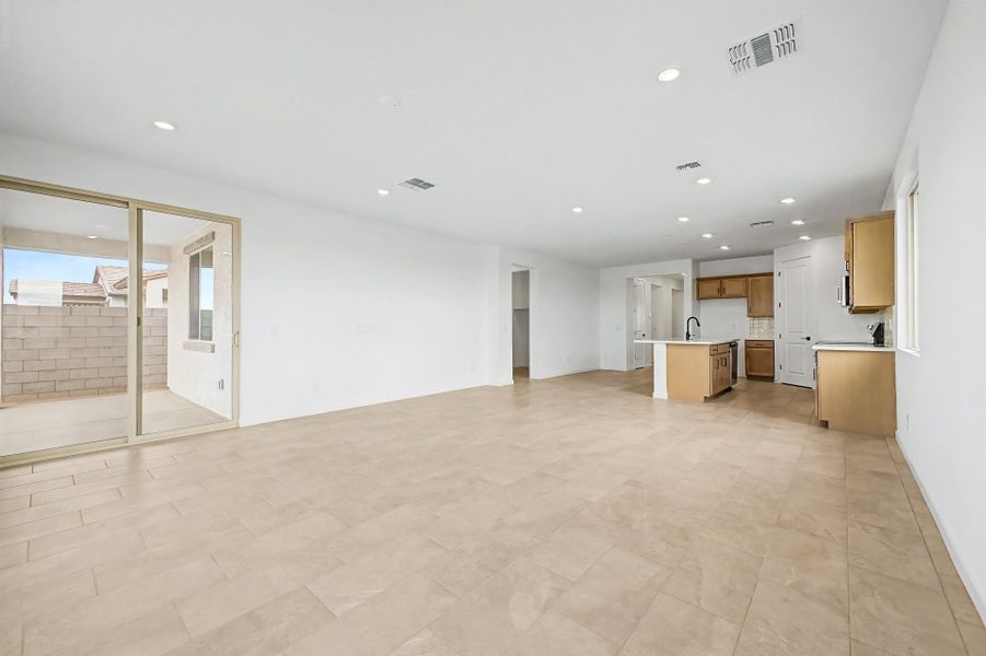 Spacious, unfurnished interior of a new home in Skyline Village, San Tan Valley (Image 9).