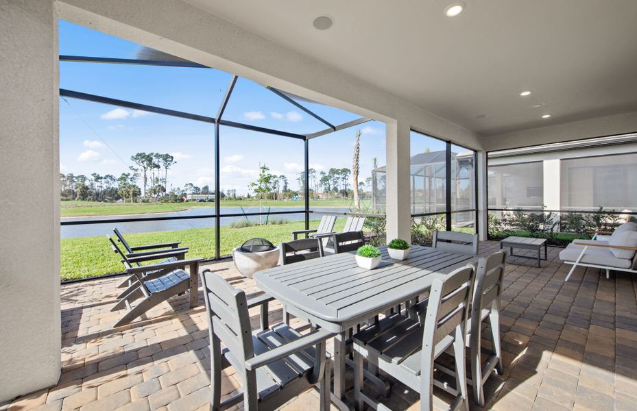 Covered lanai with indoor/outdoor living spaces