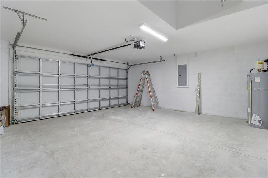 Spacious, unfurnished interior of a new home in , Weeki Wachee (Image 25).