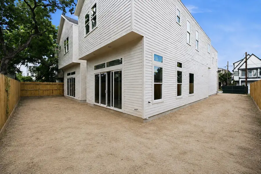 Expansive 86' x 12' side yard offers ample space for recreation, gardening or entertaining. Expansive 86' x 12' side yard offers ample space for recreation, gardening or entertaining.