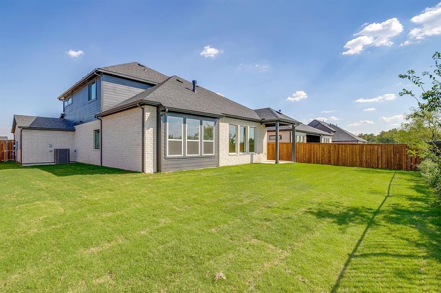 Exterior details and patio area of a home in Pecan Grove, Burleson (Image 2).