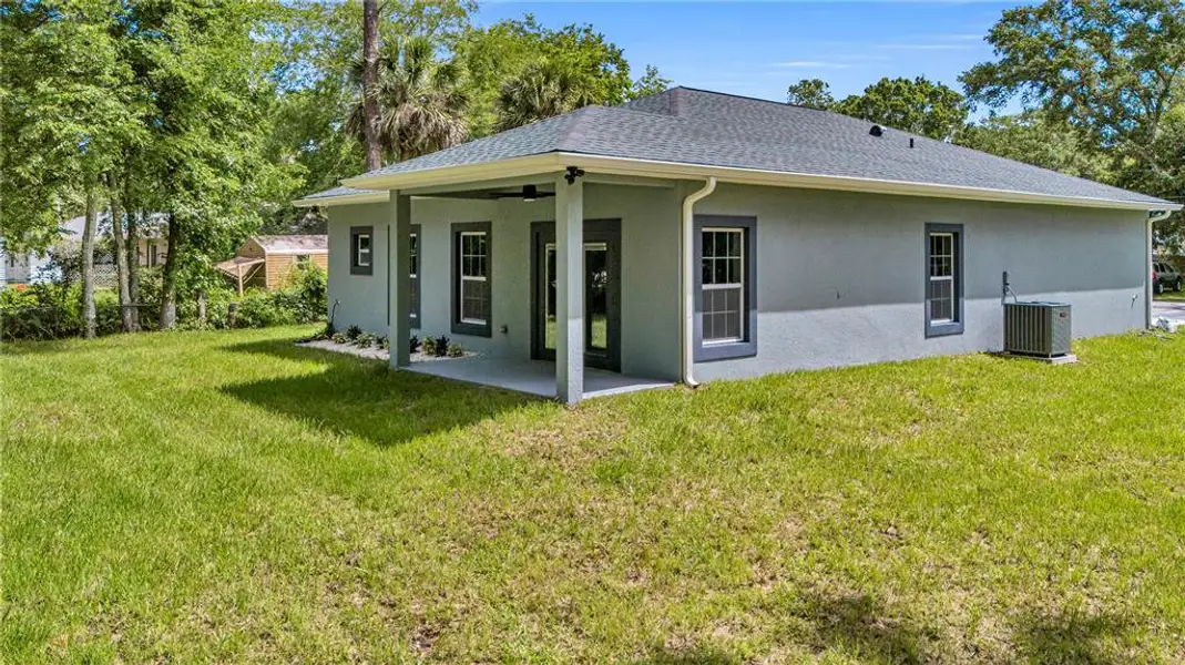 Exterior details and patio area of a home in , Daytona Beach (Image 4).