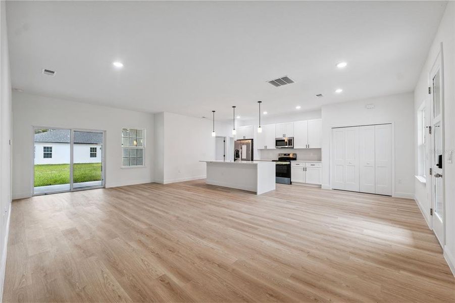 Spacious, unfurnished interior of a new home in , Ocala (Image 20).