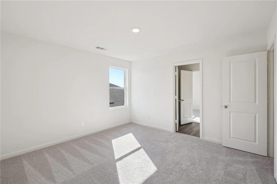 Spacious, unfurnished interior of a new home in Mt. Tabor Ridge, Dallas (Image 15).