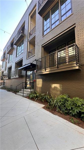 Condo located in Atlanta, GA showcasing its design and architecture (Image 4).