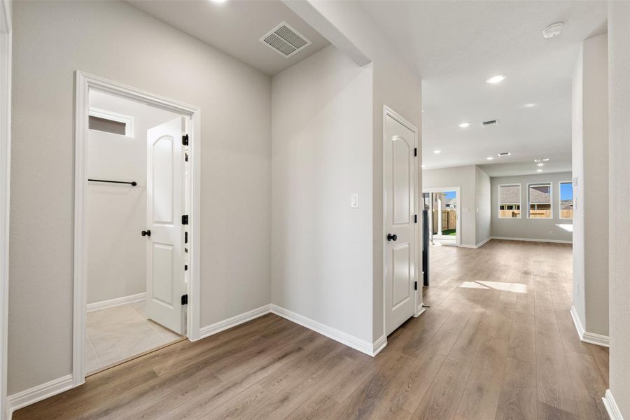 Spacious, unfurnished interior of a new home in Berry Creek Highlands, Georgetown (Image 25).