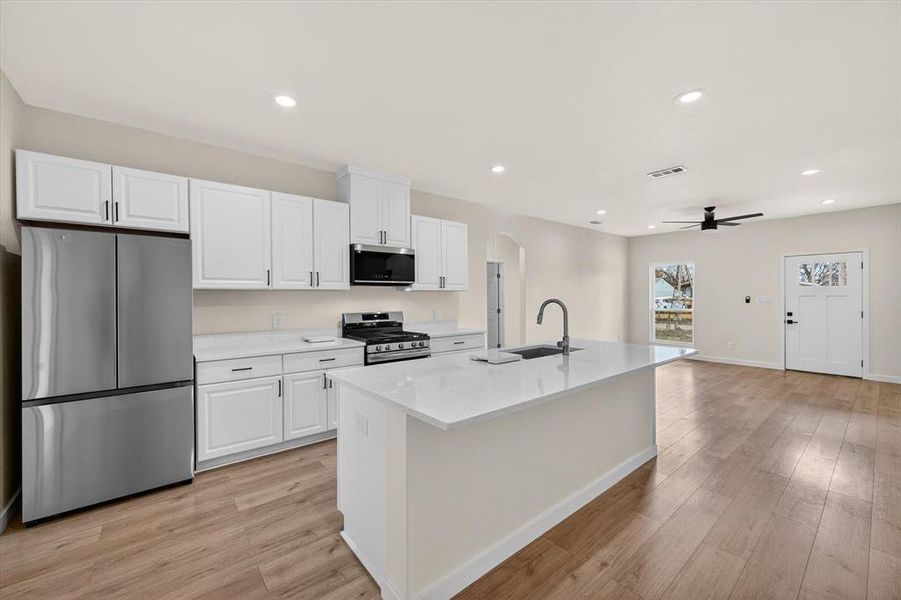 Furnished interior view inside a new home in , Corsicana (Image 10).