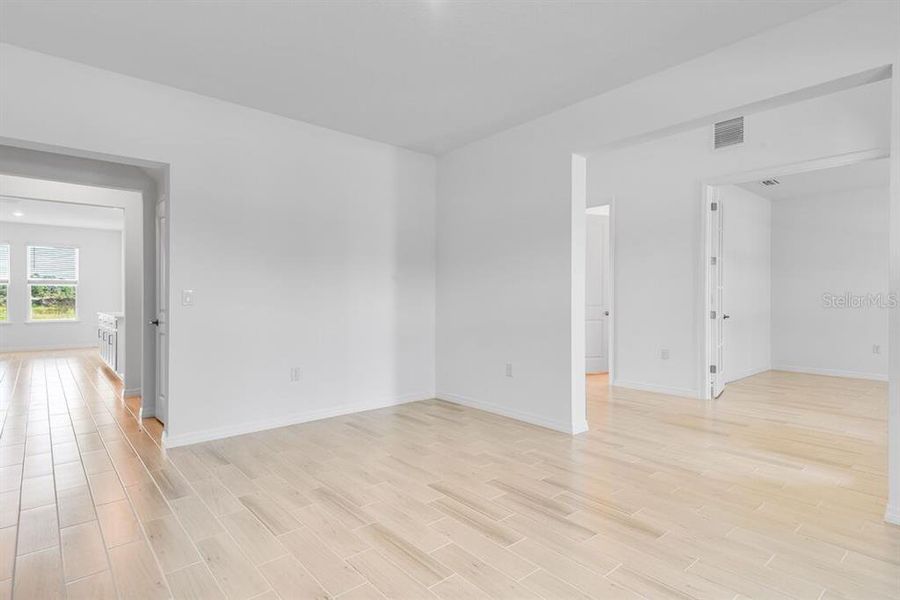 Spacious, unfurnished interior of a new home in Ardisia Park, New Smyrna Beach (Image 22).