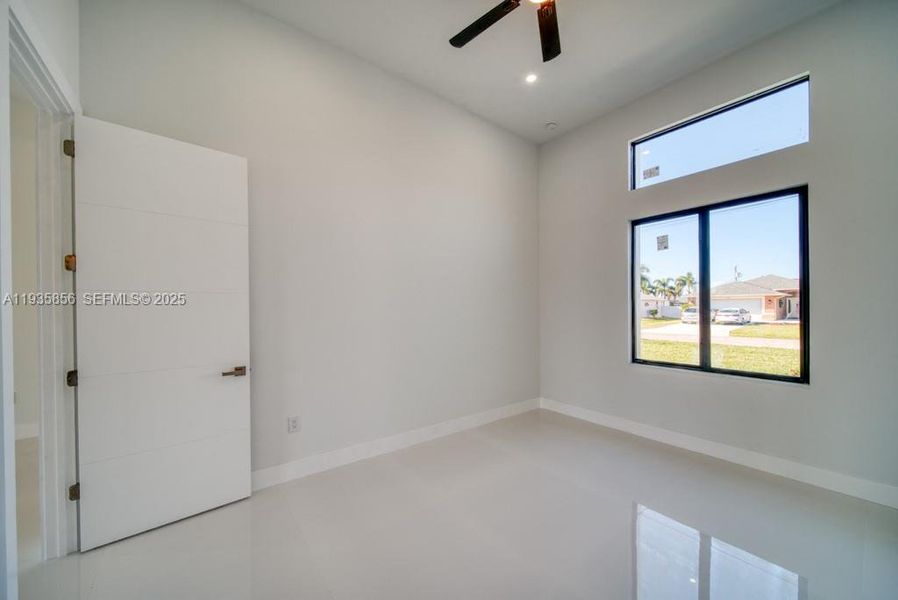 Spacious, unfurnished interior of a new home in , Cape Coral (Image 26).