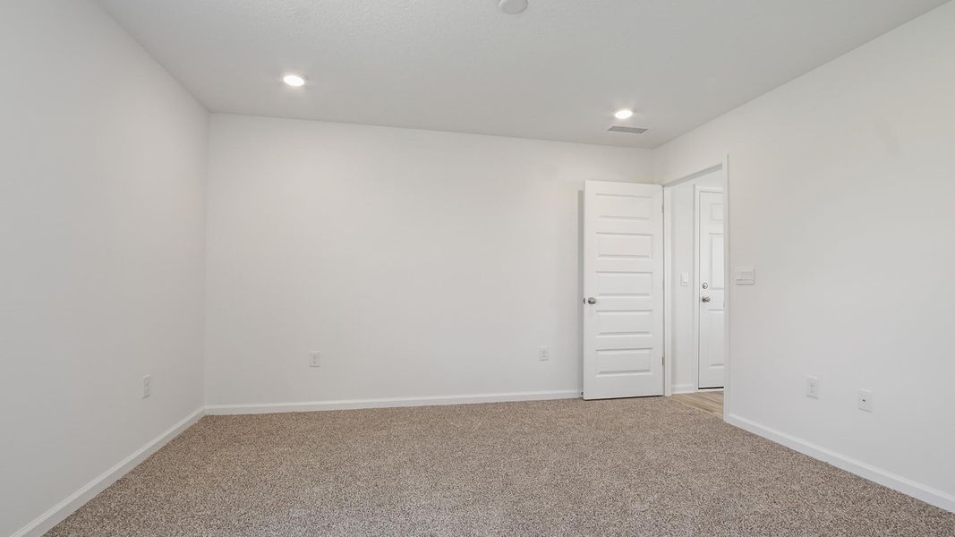 Spacious, unfurnished interior of a new home in Owl's Head East, Freeport (Image 14).