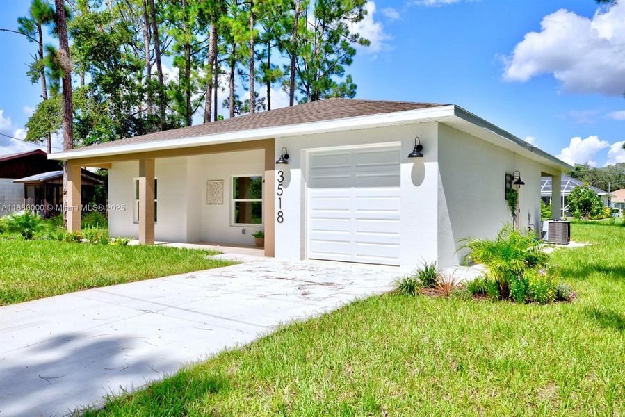 Exterior details and patio area of a home in , Sebring (Image 20).