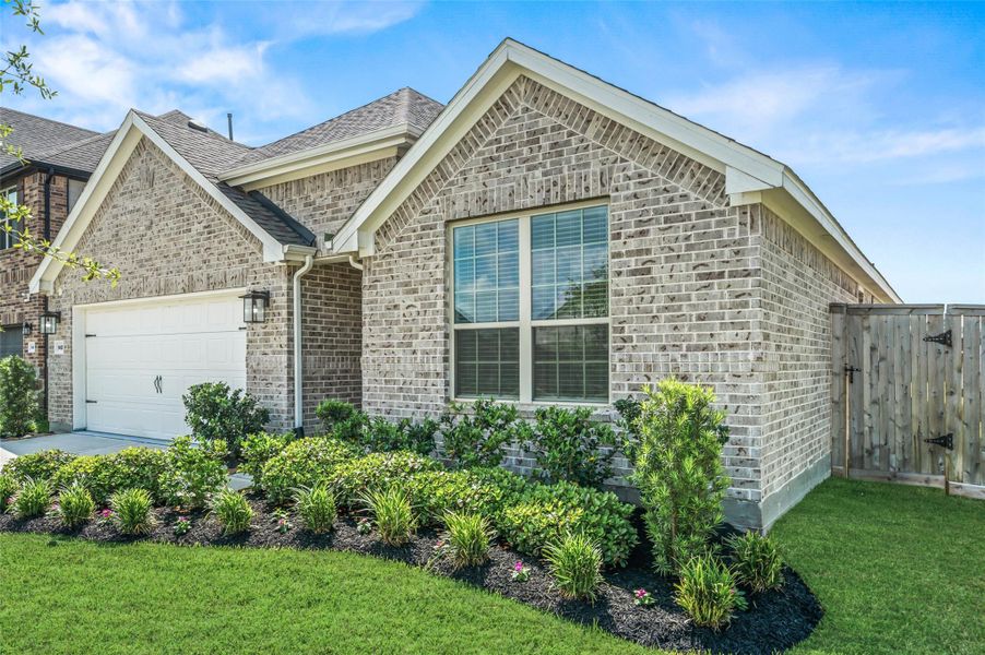 Exterior details and patio area of a home in Mavera, Conroe (Image 4).