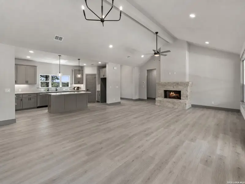 Spacious, unfurnished interior of a new home in , Canyon Lake (Image 29).