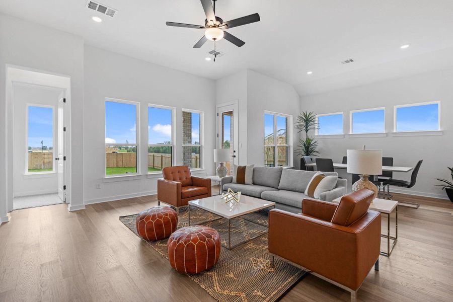 Open Family Room & Casual Dining Open Family Room & Casual Dining