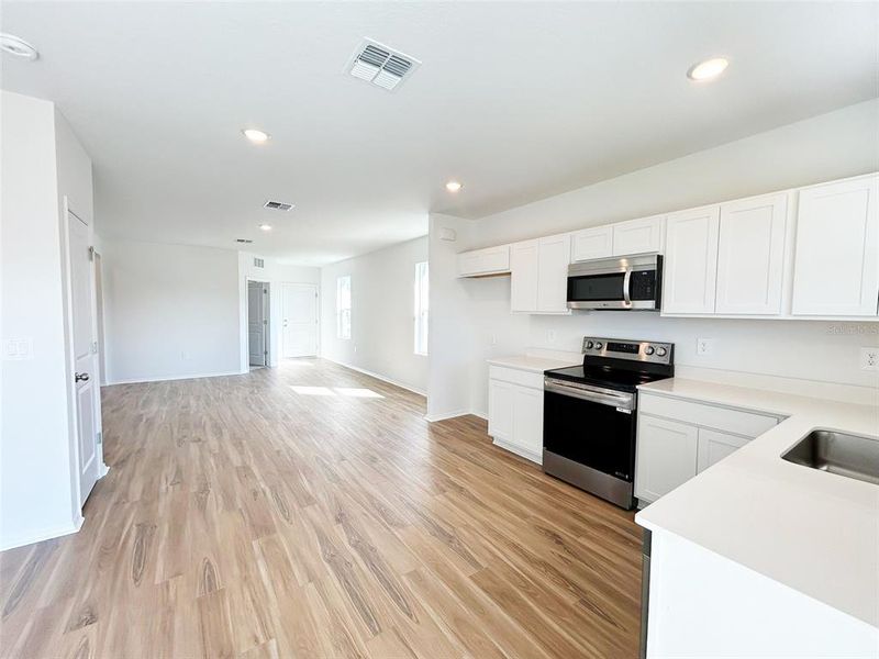 Spacious, unfurnished interior of a new home in Broadleaf, Parrish (Image 7).