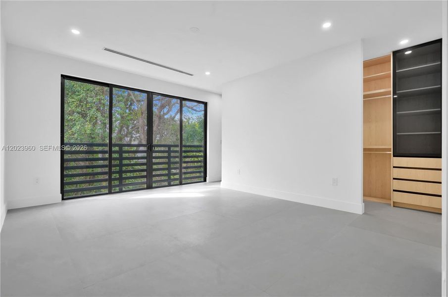 Spacious, unfurnished interior of a new home in , Miami (Image 21).