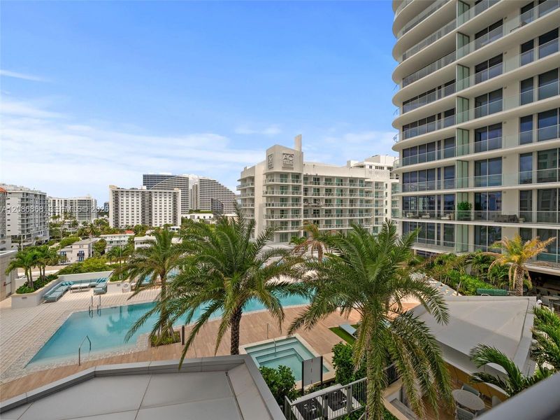 Condo located in Fort Lauderdale, FL showcasing its design and architecture (Image 27).