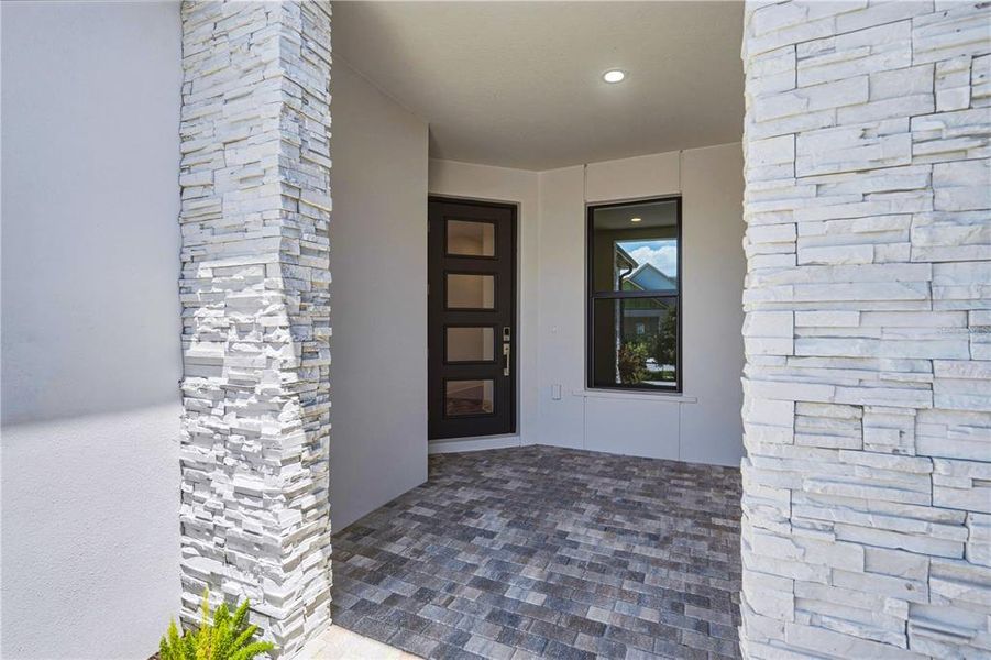 Exterior details and patio area of a home in , Apollo Beach (Image 3).