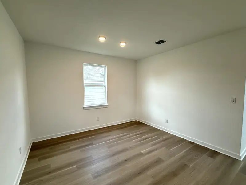 Spacious, unfurnished interior of a new home in Creeks Crossing, Elgin (Image 16).