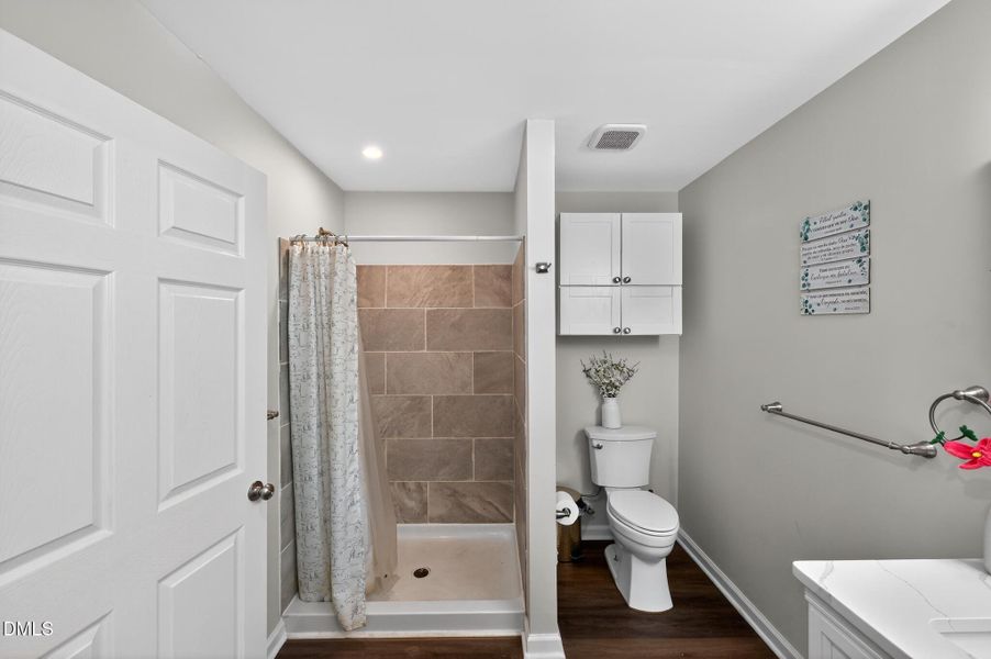 26_1696_James_Winston_Rd-Bathroom-7998