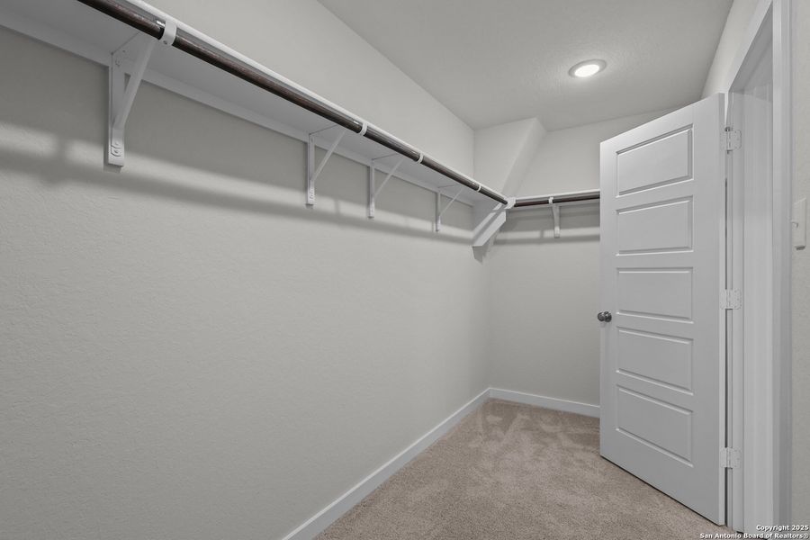 Spacious, unfurnished interior of a new home in Rosemont Hill, San Antonio (Image 19).
