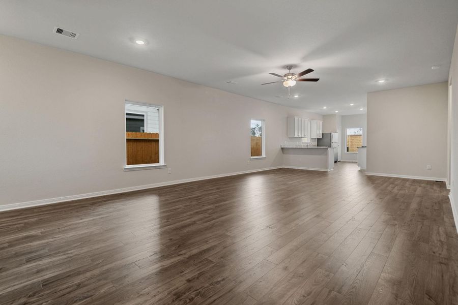 Spacious, unfurnished interior of a new home in Sweetwater Ridge, Conroe (Image 10).