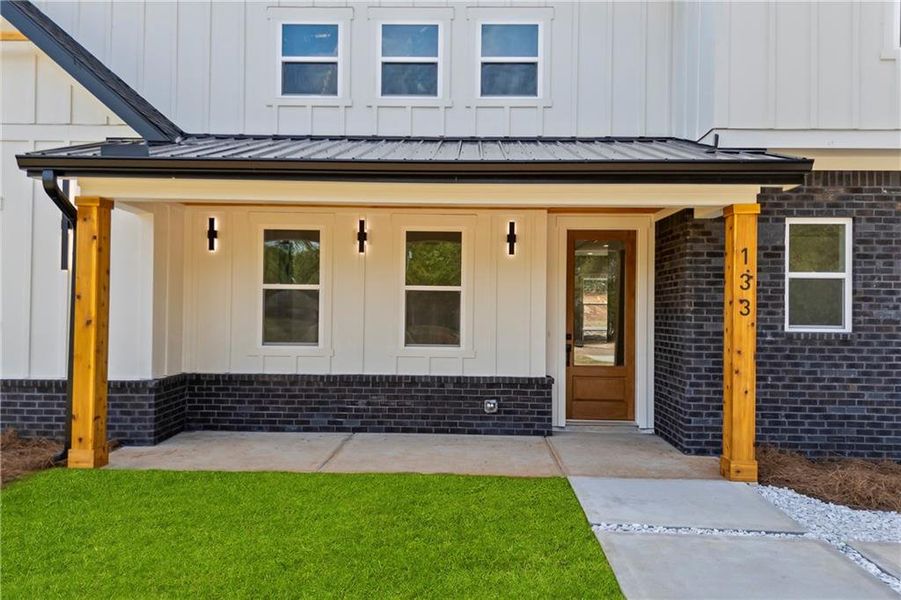 Exterior details and patio area of a home in , Athens (Image 3).