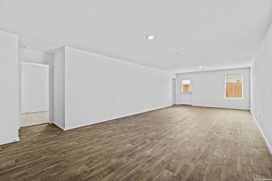 Spacious, unfurnished interior of a new home in Avenida, Converse (Image 18).