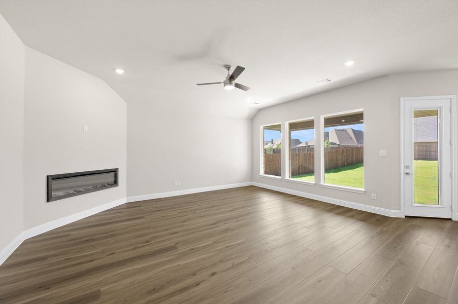 Spacious, unfurnished interior of a new home in Myrtle Creek, Waxahachie (Image 17).