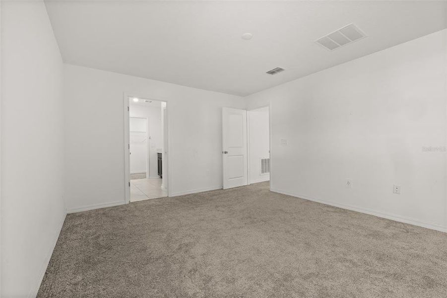 Spacious, unfurnished interior of a new home in Peace Creek Reserve, Winter Haven (Image 35).