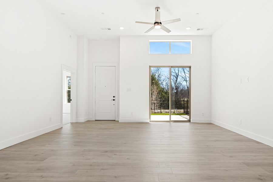 Spacious, unfurnished interior of a new home in Cottonwood Creek, Rowlett (Image 20).