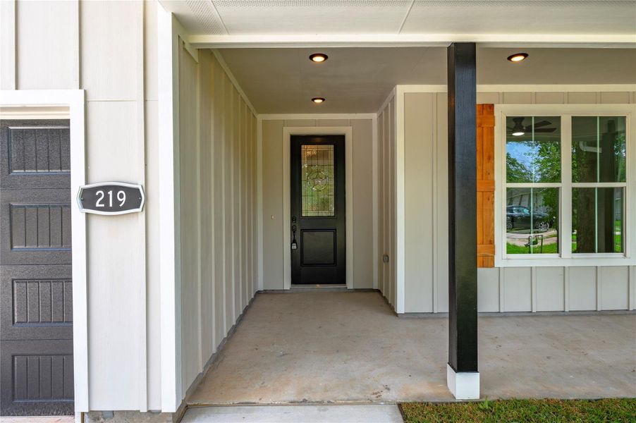 Exterior details and patio area of a home in , Alvin (Image 20).