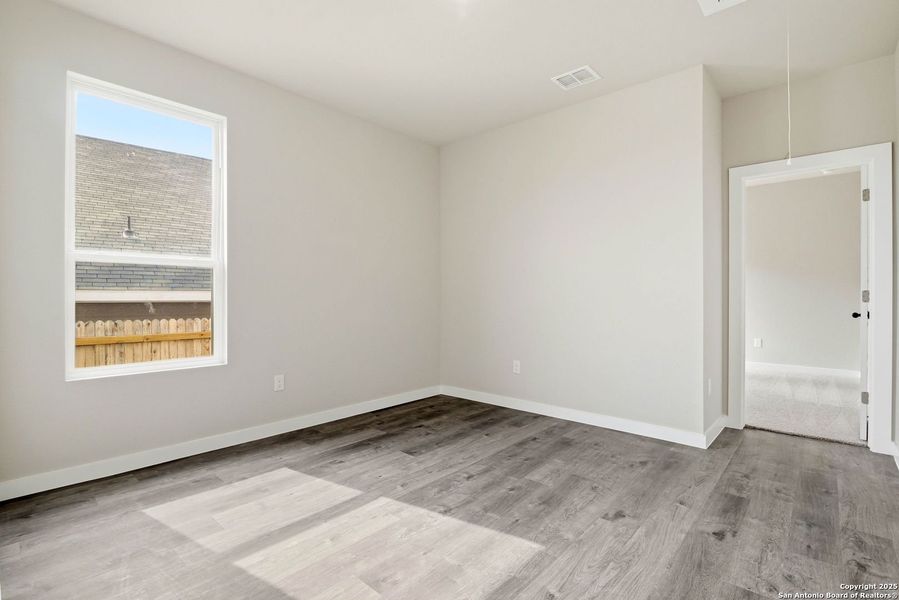 Spacious, unfurnished interior of a new home in Vista Ridge, Live Oak (Image 29).