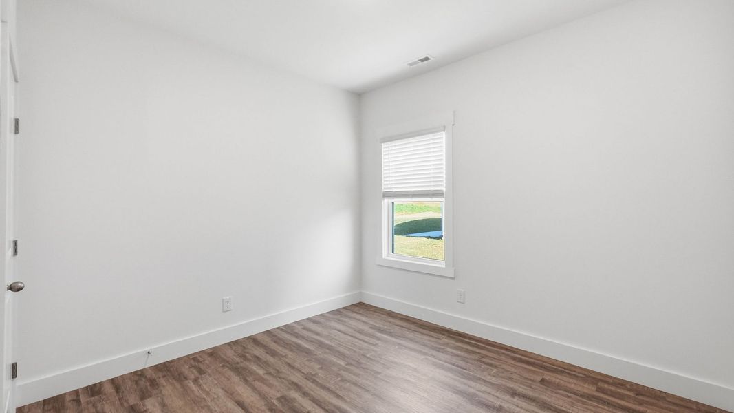 Spacious, unfurnished interior of a new home in Saint Andrews Garth, Kingsport (Image 18).