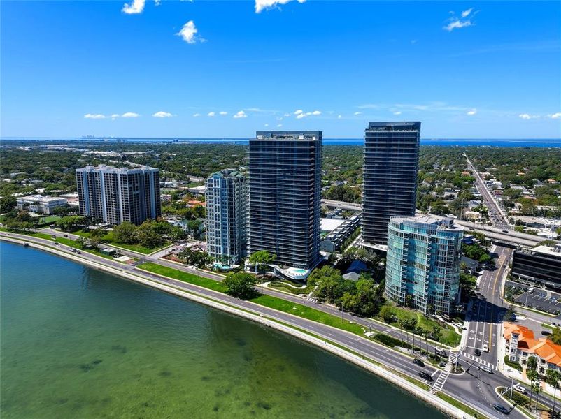 Condo located in Tampa, FL showcasing its design and architecture (Image 39).
