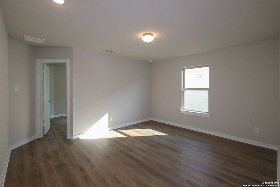 Spacious, unfurnished interior of a new home in Winding Brook, San Antonio (Image 12).