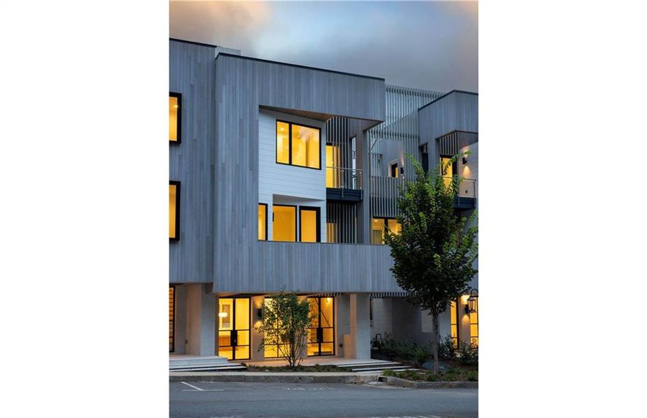 Condo located in Chattahoochee Hills, GA showcasing its design and architecture (Image 3).