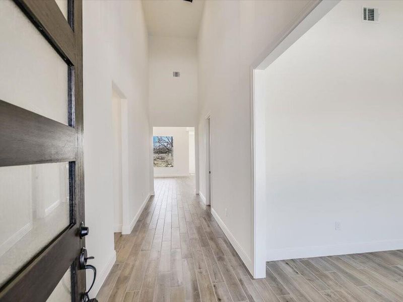 Spacious, unfurnished interior of a new home in , Horseshoe Bay (Image 16).