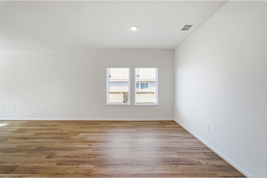 Spacious, unfurnished interior of a new home in Cloud Country, New Braunfels (Image 27).