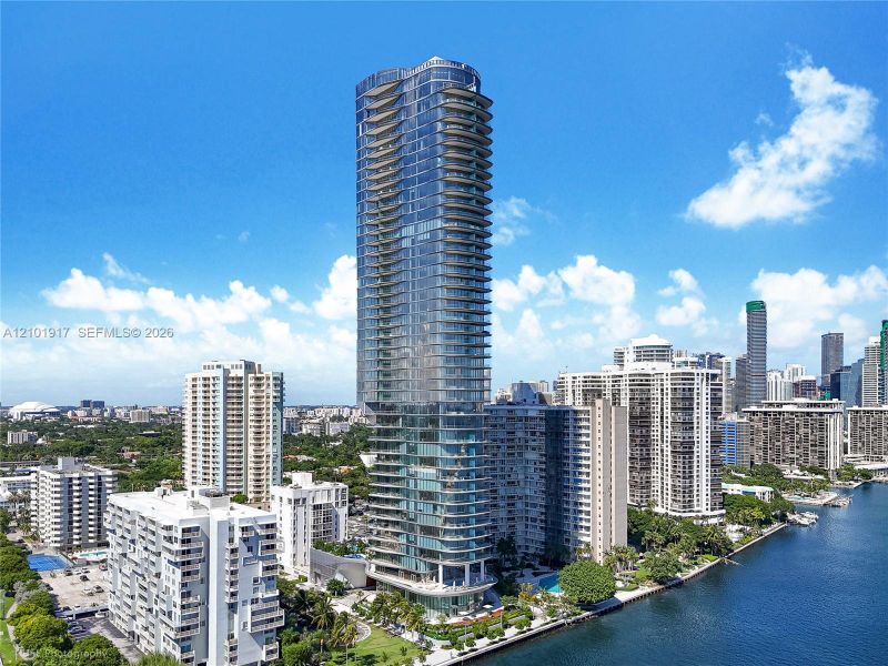 Condo located in Miami, FL showcasing its design and architecture (Image 5).