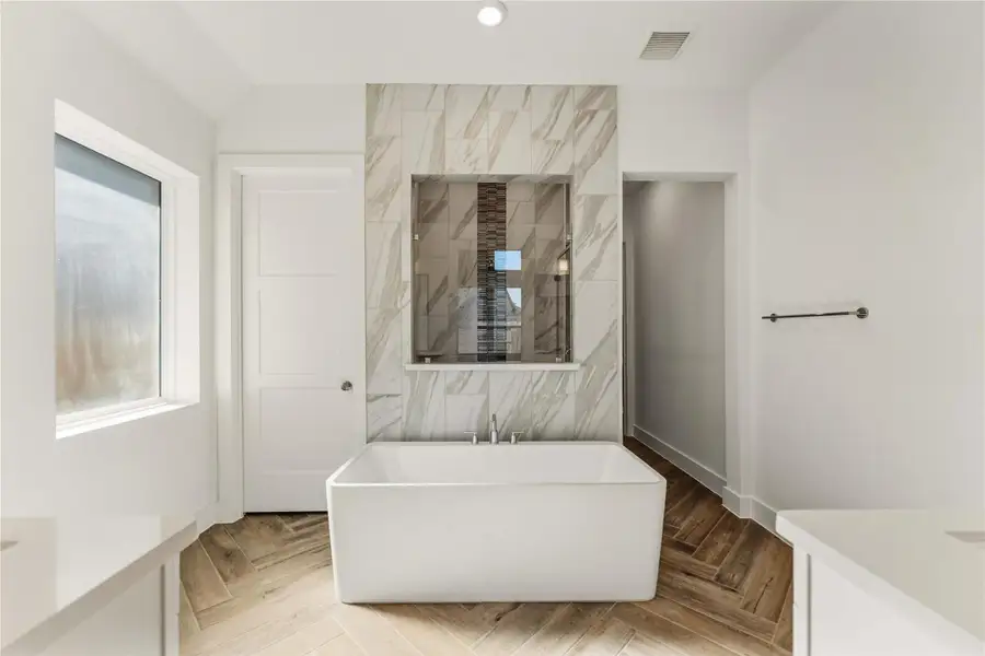 Furnished interior view inside a new home in Valencia, Manvel (Image 6).