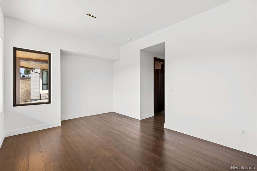 Spacious, unfurnished interior of a new home in , Golden (Image 19).