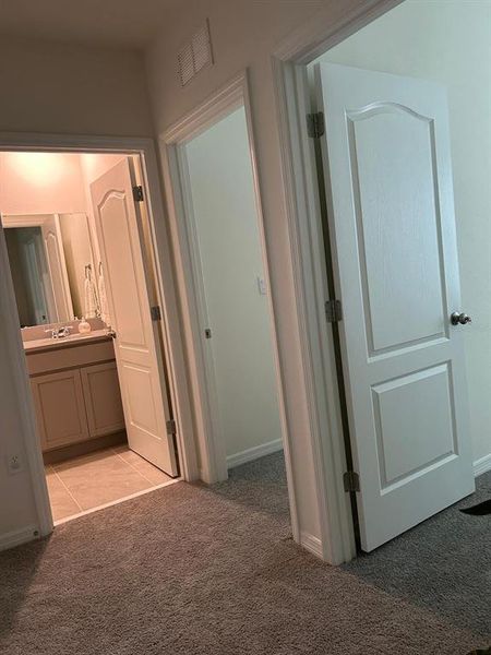 Spacious, unfurnished interior of a new home in , Davenport (Image 8).